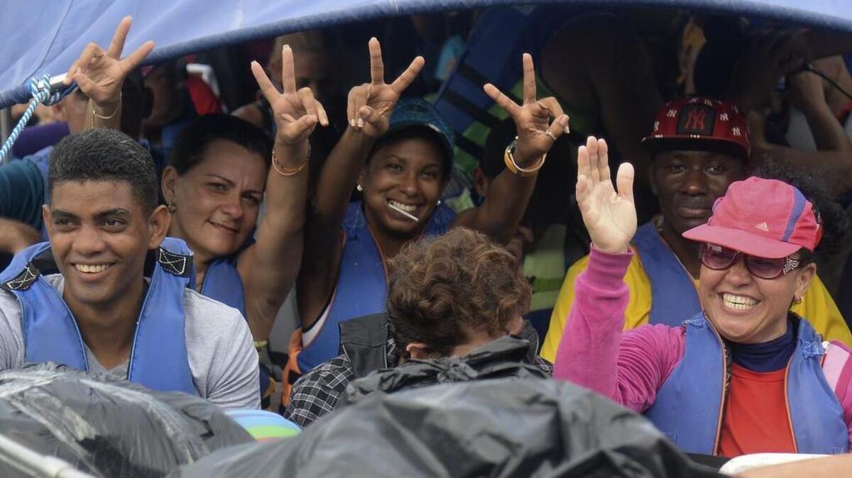 Migrantes cubanos y haitianos viajen en el noroeste de Colombia para intentar pasar ilegalmente a Panamá el 8 de agosto de 2016.