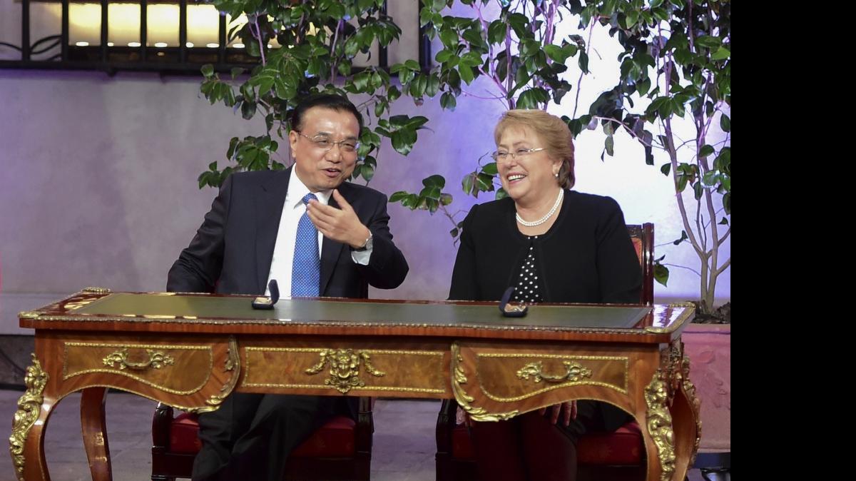 
La presidenta de Chile, Michelle Bachelet, y el Primer ministro de China, Li Keqiang, sonríen durante una conferencia de prensa en el palacio de La Moneda, el lunes, en Santiago.

