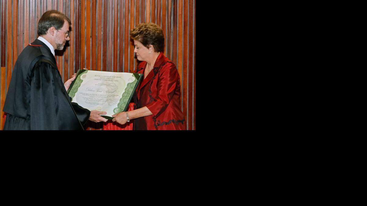 
Dilma Rousseff recibe el certificado que la acredita como la presidenta reelecta de Brasil, el pasado 18 de diciembre. El documento lo entregó el titular del Consejo Supremo Electoral, Dias Toffoli, en un acto realizado en Brasilia.
