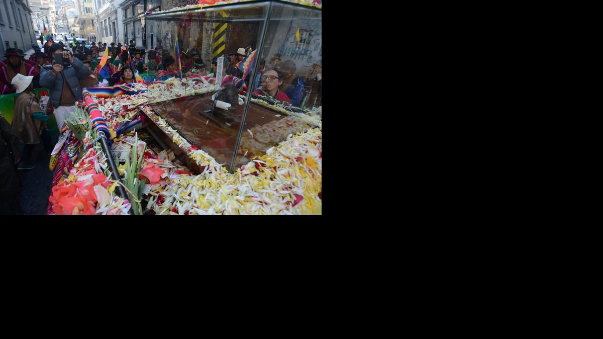 
Cientos de indígenas asisten este sábado a la procesión dedicada a la illa del Ekeko, un ídolo de piedra precolombino recuperado de un museo de suizo. Este sábado comenzó la Alasita o la feria de los deseos de abundancia en La Paz, capital de Bolivia.


