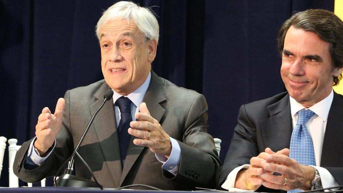 El ex presidente de Chile, Sebastian Piñera (izq.) y su homólogo de España, José María Aznar, participan en conferencia de prensa el 13 de Mayo del 2016, Miami.