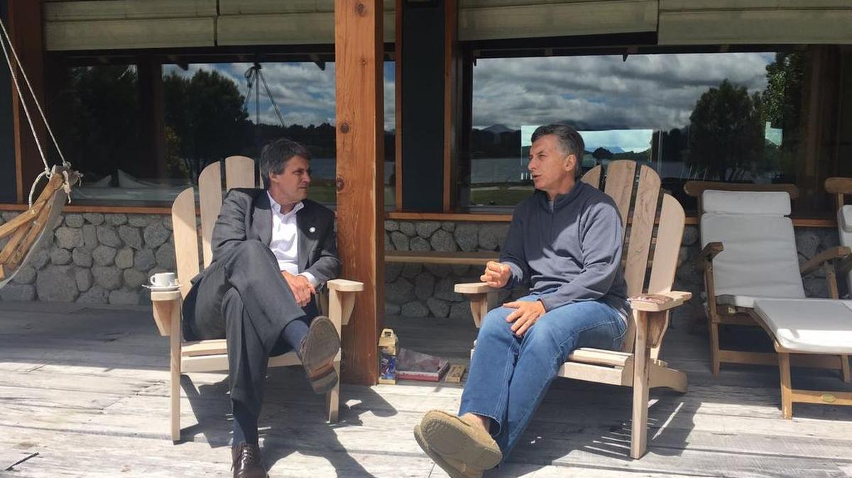 El presidente argentino, Mauricio Macri (d), recibió el lunes en Villa La Angostura, en la provincia de Neuquén, al ministro de Hacienda y Finanzas Públicas, Alfonso Prat-Gay (i), después de que esta mañana se anunciara su cese y el desdoblamiento de la división en dos de la cartera a partir del año que viene.