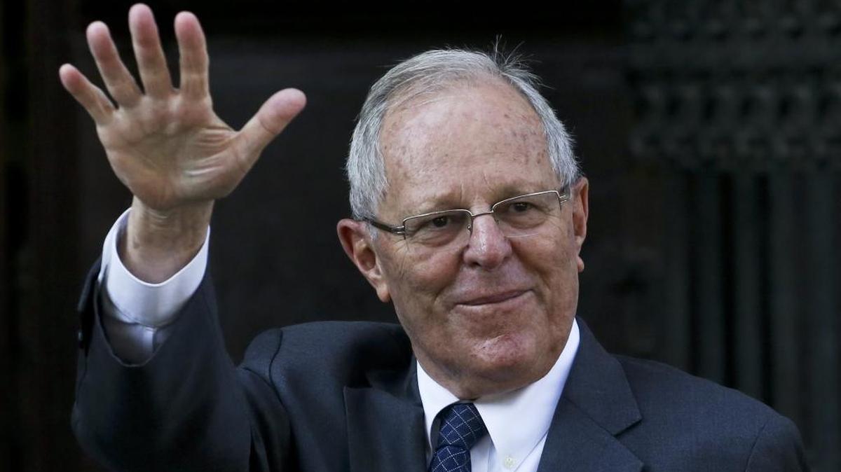 El presidente de Perú, Pedro Pablo Kuczynski, saluda al público a su llegada a la Academia Diplomática de Chile para reunirse con el presidente electo, Sebastián Piñera, en Santiago de Chile, el sábado 10 de marzo de 2018.