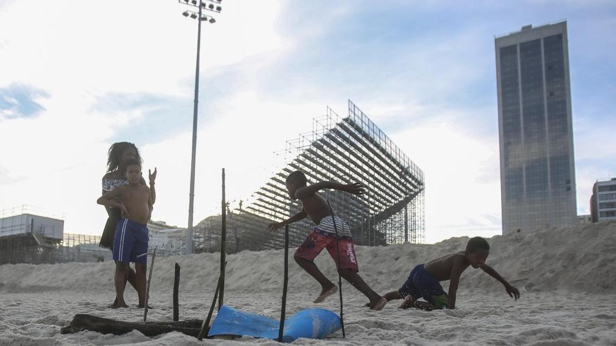 Un pie humano en avanzado estado de descomposición fue hallado hoy, miércoles 29 de junio de 2016, en la playa de Copacabana, Río de Janeiro (Brasil), al lado de la Arena Olímpica de Voleibol de los Juegos Olímpicos Río 2016, según la policía. Según diversos testimonios recogidos por medios locales, el pie llegó a la playa arrastrado por la corriente a primera hora de la tarde.