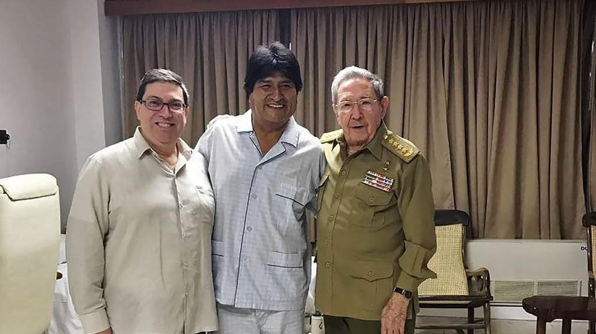 El presidente boliviano Evo Morales, en Cuba, se recupera de un dolor de garganta luego de perder la voz durante una reunión amistosa con el gobernante cubano Raúl Castro y el canciller cubano Bruno Rodríguez Parrilla, en La Habana el 4 de marzo de 2017.