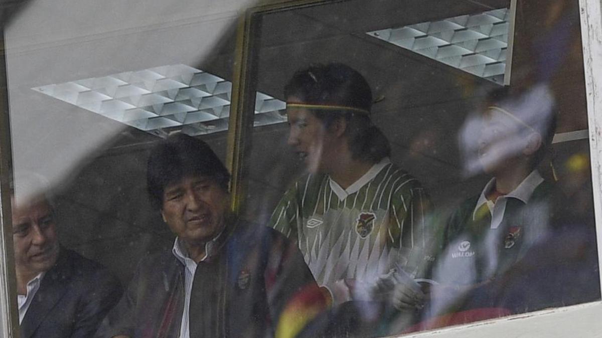 El presidente de Bolivia, Evo Morales y el vicepresidente Alvaro García Linera, ven el partido de fútbol contra Argentina en La Paz, el 28 de marzo de 2017.