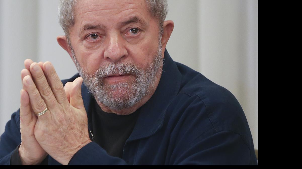 
El ex presidente de Brasil Luiz Inacio Lula da Silva en una reunión del Partido de los Trabajadores el jueves 16 de julio. Lula está siendo investigado en su país por presunto tráfico de influencias en negocios de la firma contructora Odebrecht. 
