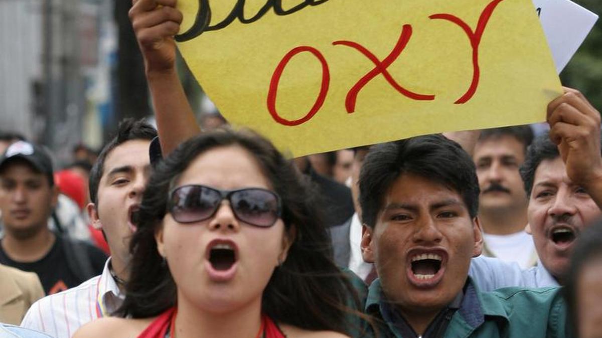 Manifestantes piden en Quito la salida del país de la petrolera estadounidense Oxy. Foto de archivo.