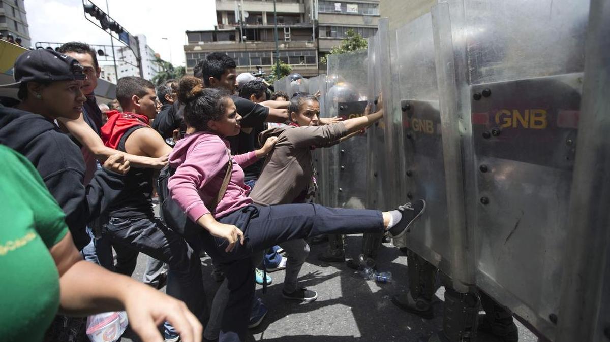Manifestantes se enfrentan a la policía en una protesta en Caracas la semana pasada. A medida que pasan los días, la escasez general y la respuesta fuerte de las autoridades, van creando una situación explosiva en Venezuela.