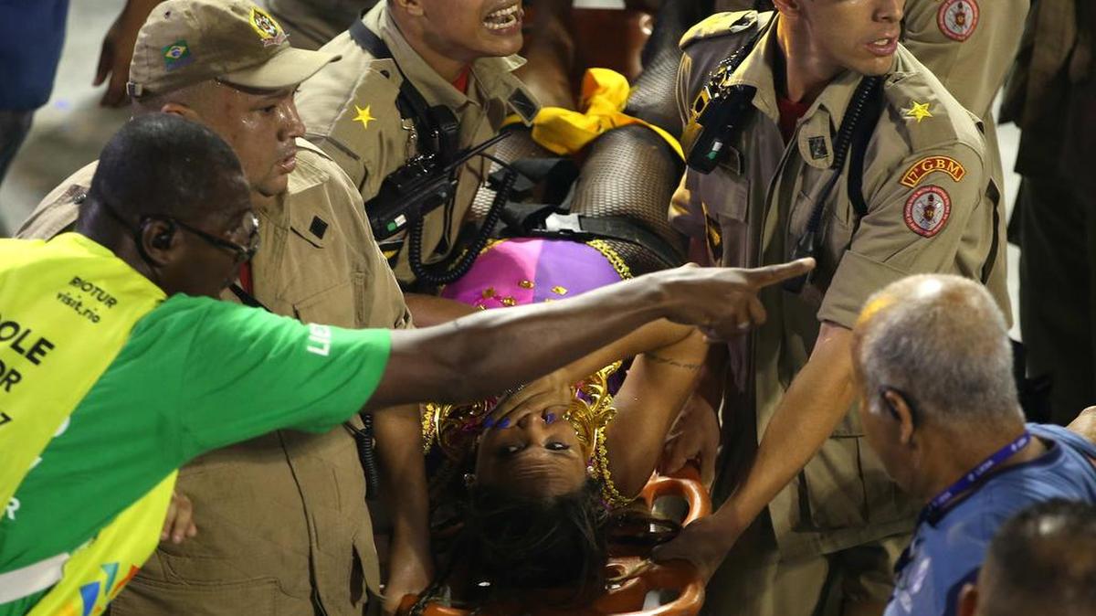 Equipo médico y de seguridad asisten a una persona lesionada tras un accidente durante el paso de una carroza de la escuela de samba Unidos de Tijuca, que dejo varias personas heridas, en el Carnaval de Río 2017 el lunes 27 de febrero de 2017, en el popular sambódromo de Río de Janeiro (Brasil).