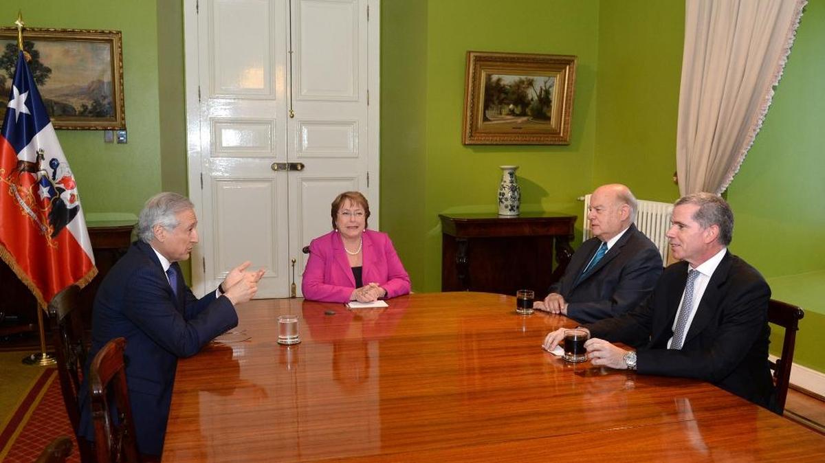 De izquierda a derecha el ministro de Relaciones Exteriores de Chile, Heraldo Muñoz; la presidenta chilena Michelle Bachelet; el nuevo agente para la demanda marítima presentada por Bolivia ante la CIJ, José Miguel Insulza y el exagente ante la Haya, Felipe Bulnes, el lunes en el Palacio de La Moneda en Santiago.