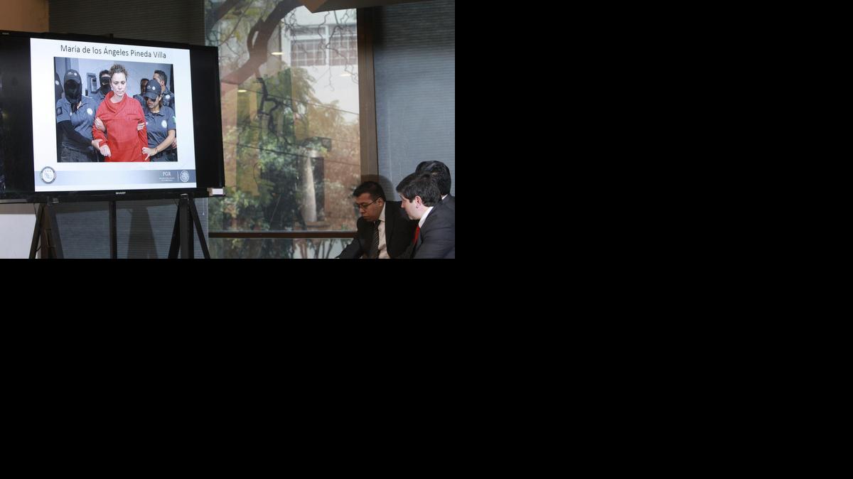 
Detalle de un video que muestra a María de los Angeles Pineda, la esposa del ex alcalde de Iguala, José Luis Abarca, al que se acusa de la muerte de seis personas y la desaparición de 43 estudiantes en el estado de Guerrero.
