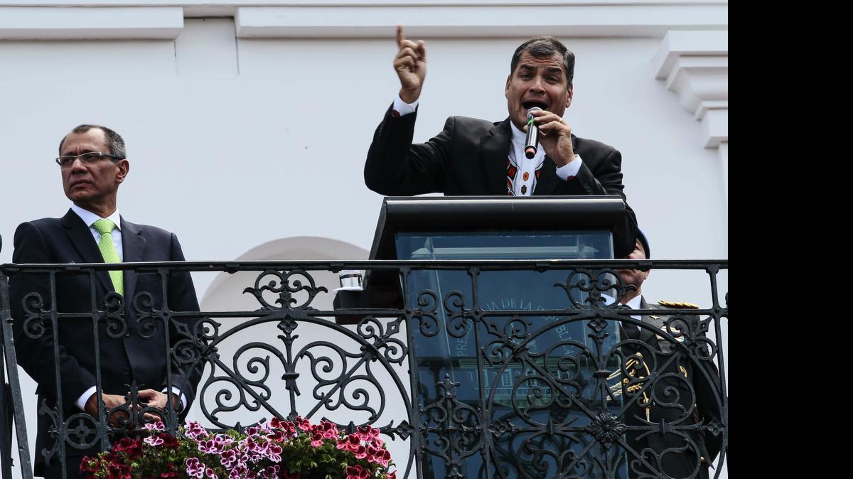 
El presidente de Ecuador Rafael Correa (der.) retóel lunes pasado a la oposición a pedir la revocatoria de su mandato, en vez de utilizar según dijo, la violencia o la fuerza para lograr su salida del poder. 
