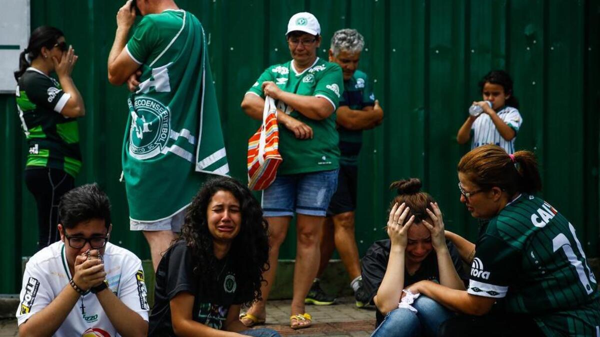 Aficionados del equipo brasileño de fútbol Chapecoense realizan una vigilia hoy, martes 29 de noviembre de 2016, en el estadio Arena Condá en Chapeco (Brasil), para realizar una vigilia en homenaje a las 75 víctimas fatales del accidente aéreo en La Unión, departamento de Antioquia (Colombia).