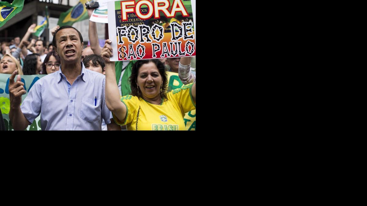 
Cientos de personas, integrantes de grupos minoritarios de derechas, realizan una protesta hoy, sábado 15 de noviembre de 2014, en la Avenida Paulista, principal arteria de la ciudad de Sao Paulo, en contra del Gobierno, de la corrupción y en demanda de un proceso de destitución contra la presidenta, Dilma Rousseff. Las manifestaciones fueron convocadas en una veintena de ciudades coincidiendo con la conmemoración del día de la proclamación de la República, que se celebra hoy. 
