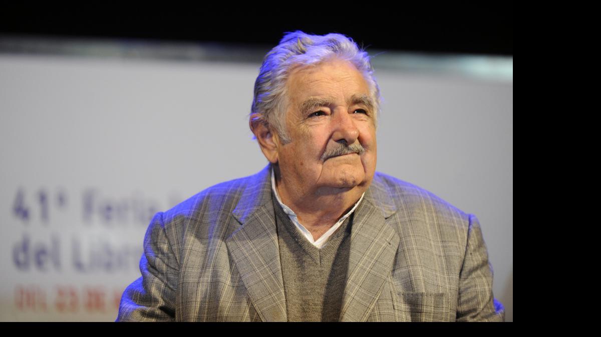 
 El ex presidente de Uruguay José Mujica es visto el domingo 3 de mayo de 2015, durante la presentación de su biografía en la Feria del Libro de Buenos Aires, en Buenos Aires (Argentina). 
