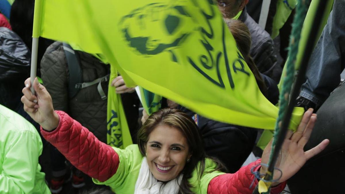 Una partidaria del candidato oficialista Lenin Moreno, sonríe durante una manifestación de la campaña presidencial en Quito.