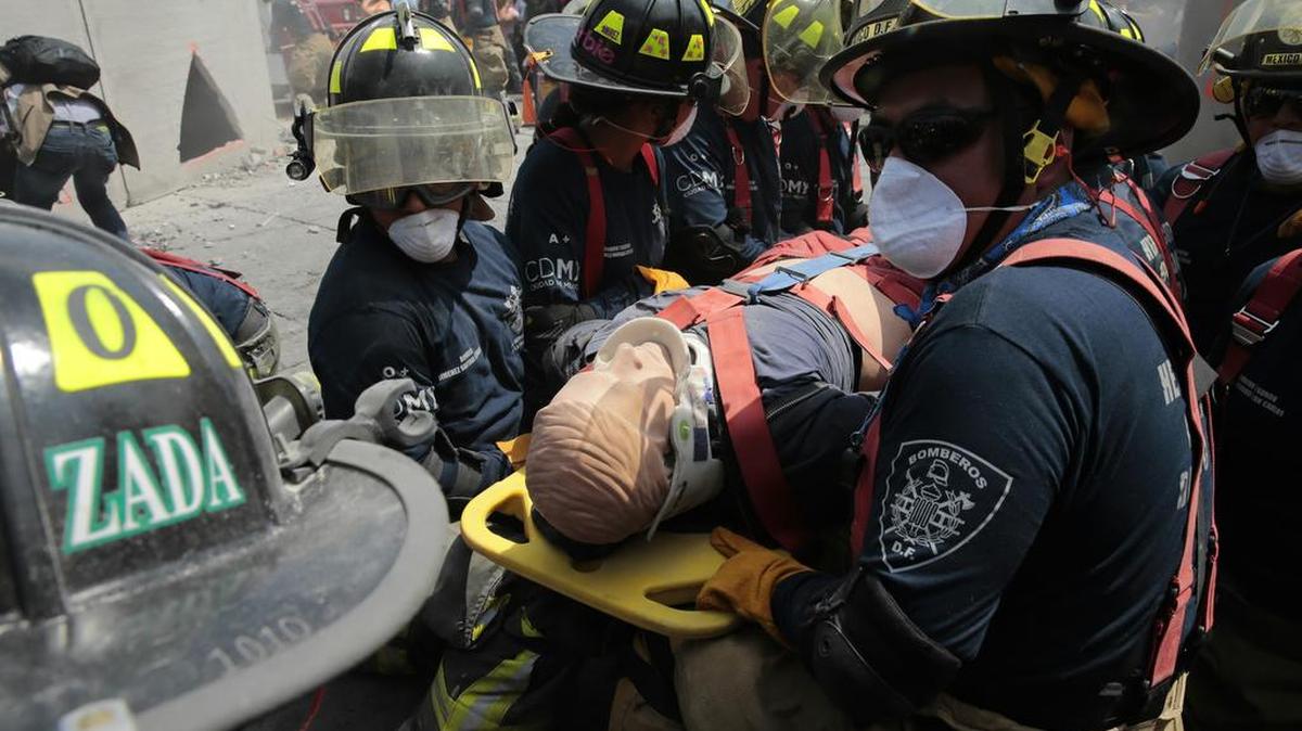 
Cientos de rescatistas participan el sábado 19 en la capital mexicana de un simulacro sísmico para conmemorar el 30 aniversario del terremoto que azotó a México en 1985. 
