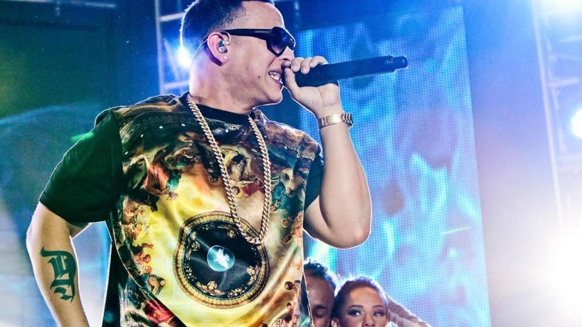 El cantante boricua reaccionó tardíamente a través de su abogado, el licenciado Edwin Prado, en declaraciones escritas breves y generales que fueron enviadas a algunos de los medios de Puerto Rico, pero no al CPI. Esto pese a que el CPI le solicitó entrevista desde el lunes, 28 de marzo para que respondiera preguntas sobre los hallazgos que serían publicados el lunes, 4 de abril y que formaron parte de la mega-investigación global Panama Papers en torno a los clientes y corporaciones de papel del bufete multinacional panameño Mossack Fonseca.