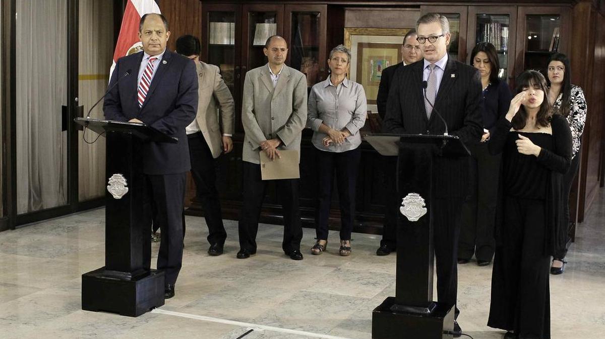 El ministro costarricense de Relaciones Exteriores, Manuel González (der.), y el presidente Luis Guillermo Solís (izq.) ofrecen una rueda de prensa el viernes. Solís ha llamado a sus compatriotas para que voten el domingo en las elecciones municipales.