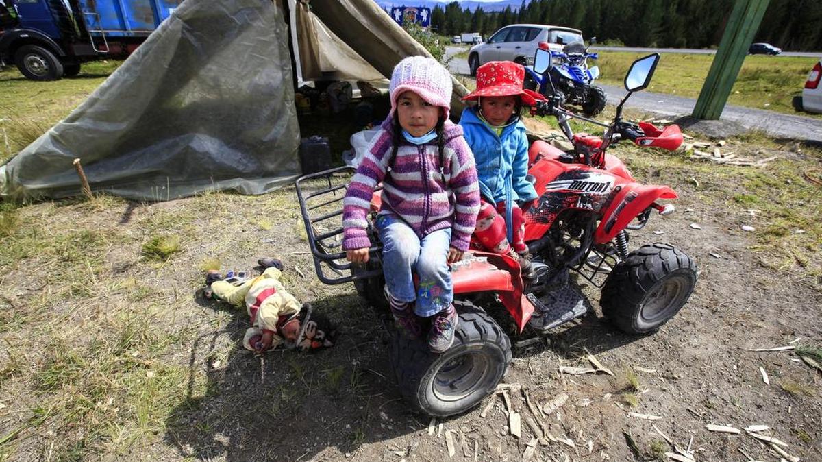 
Habitantes evacuan el sábado la población de Santa Rita, en la provincia de Cotopaxi, Ecuador. 

