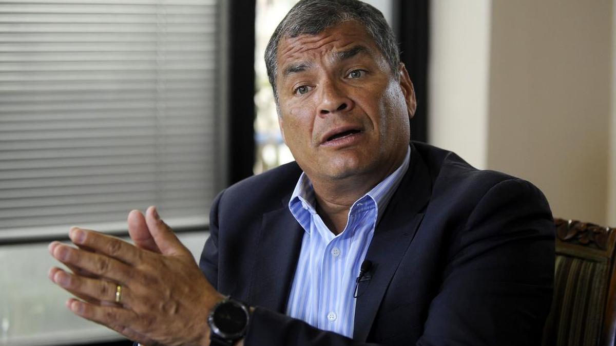 El ex presidente ecuatoriano Rafael Correa habla durante una entrevista exclusiva en Quito, el 19 de enero del 2018.