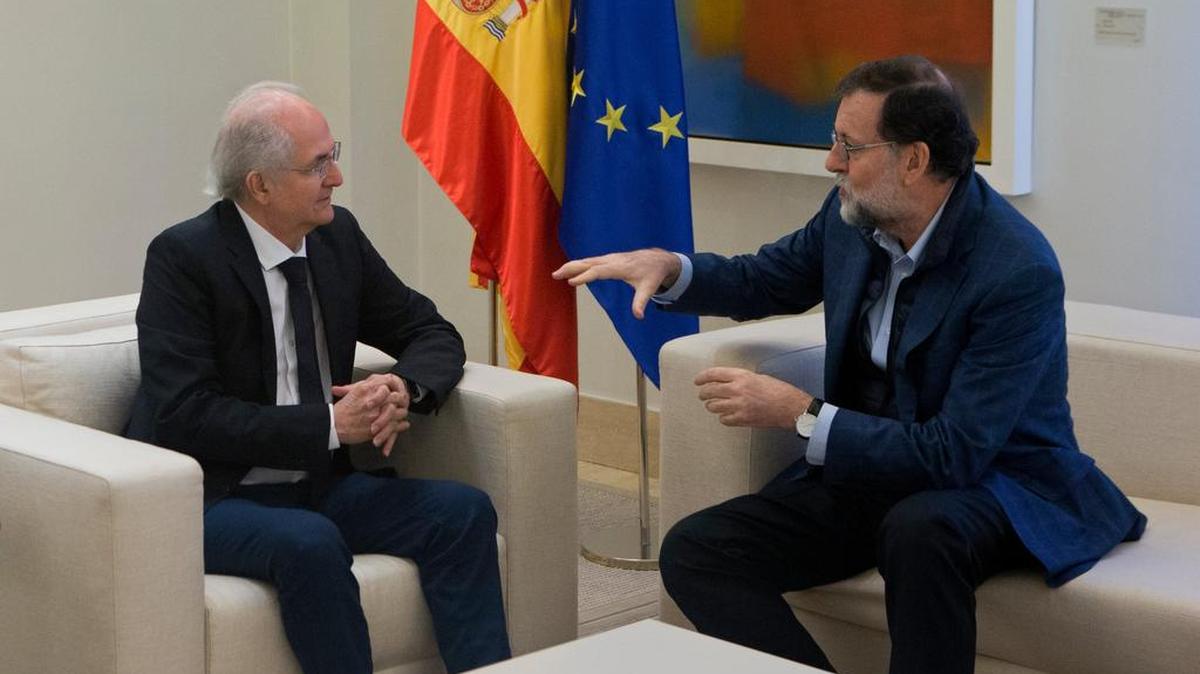 El ex alcalde de Caracas, Antonio Ledezma, izquierda, conversa con el presidente del gobierno español, Mariano Rajoy, durante una reunión en el Palacio de la Moncloa, en Madrid.