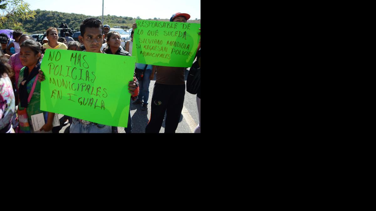 
Habitantes de la ciudad de Iguala , en el estado mexicano de Guerrero , se manifiestan durante la visita del secretario mexicano de Gobernación, Miguel Angel Osorio Chong, el miércoles. 
