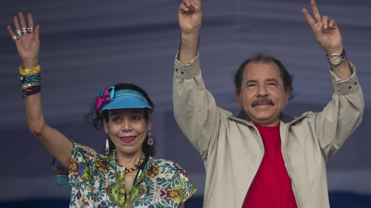 El presidente de Nicaragua, Daniel Ortega, y la primera dama Rosario Murillo, en un acto político el 3 de julio de 2015, en Managua.