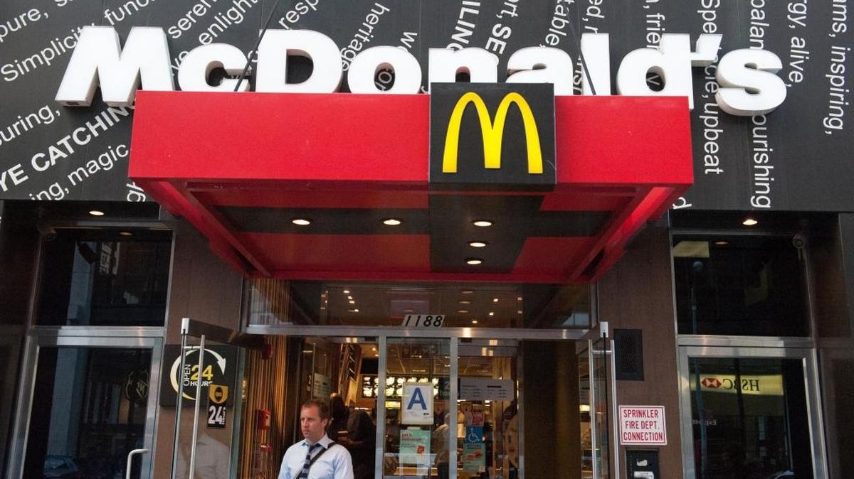 Las autoridades mexicanas clausuraron temporalmente un restaurante del gigante de la comida rápida McDonald's después de que un cliente denunciara que había encontrado una cabeza de rata en una de sus hamburguesas, una acusación que la empresa estadounidense negó categóricamente este lunes.
