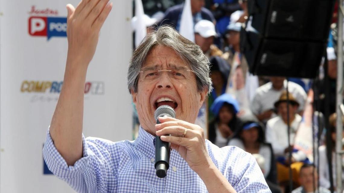 Guillermo Lasso, el candidato presidencial de la opositora alianza Creo-SUMA, en campaña en Plaza Belmonte, Quito, Ecuador, en enero.