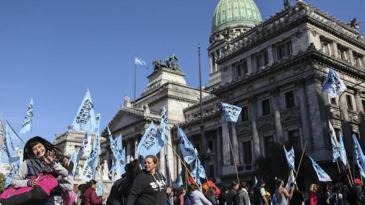 Organizaciones sociales se concentran en los alrededores del Congreso, donde instalaron ollas populares y reclamaron que el Poder Legislativo declare “la emergencia social” en el país.