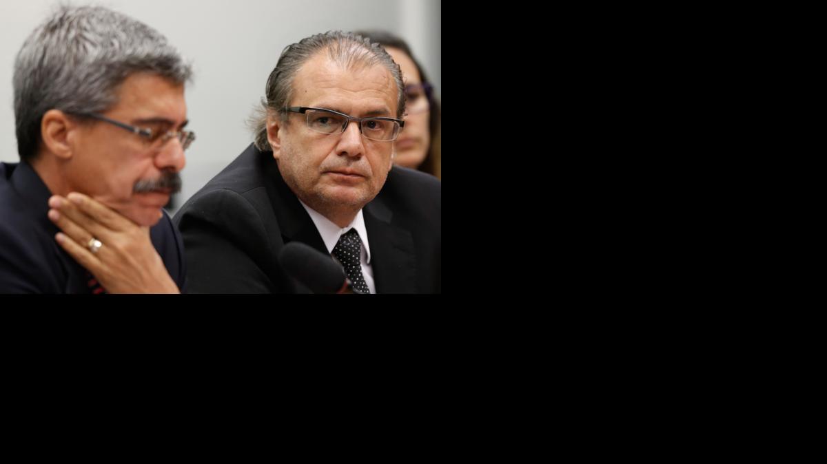 
Pedro Barusco, ex gerente del departamento de Servicios de Petrobras (der.), durante su comparecencia, el martes, a una comisión del Congreso de Brasil donde testificó sobre el escándalo de corrupción de la estatal petrolera.

