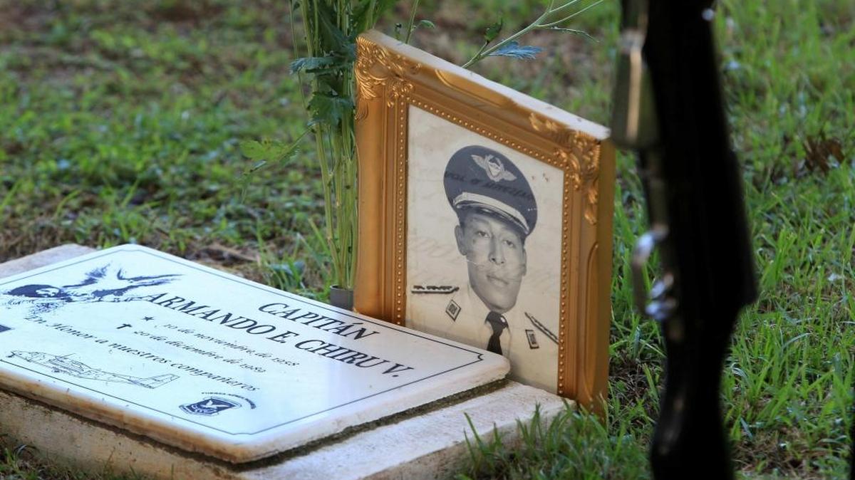 Detalle de una lápida de un militar panameño en un camposanto de la capital panameña. El domingo se realizó un acto conmemorativo al 26 aniversario de la invasión de EEUU a Panamá.