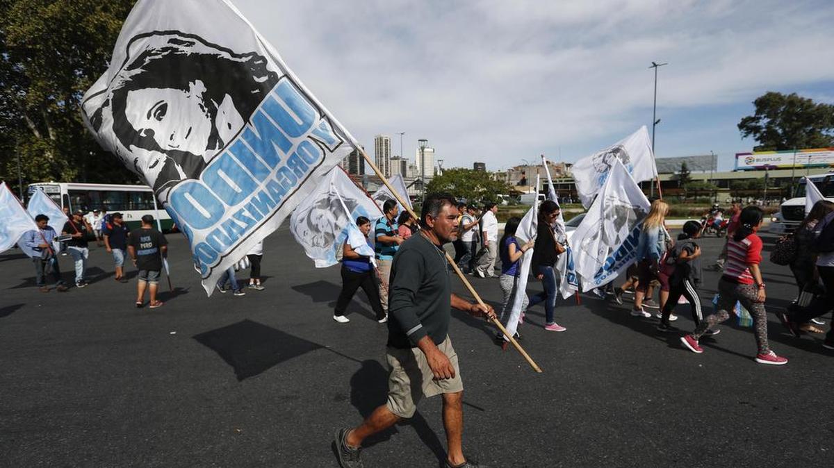 Militantes de "La Campera" se manifiestan el lunes 6 de marzo de 2017, fuera de los tribunales de Comodoro Py en Buenos Aires (Argentina), para mostrar su apoyo a los hijos de la expresidenta argentina Cristina Fernández, Máximo y Florencia Kirchner, quienes declararon ante el juez como imputados en un caso de lavado de dinero y cohecho cometido supuestamente a través de una empresa familiar.