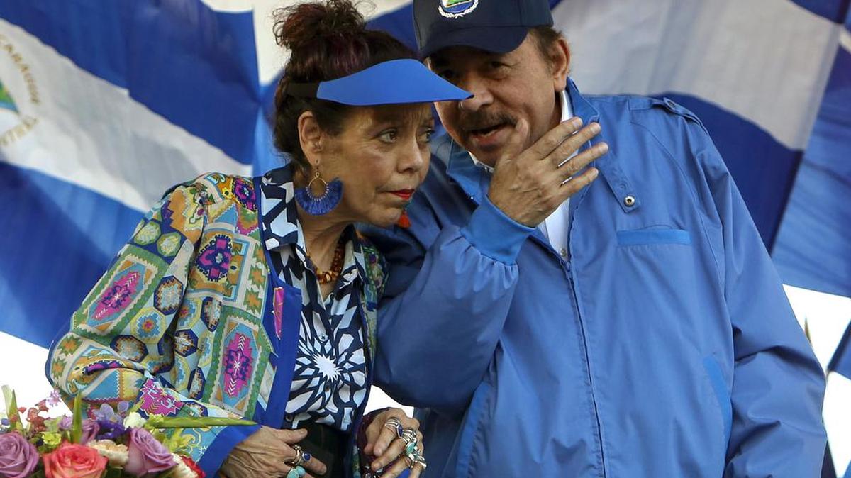ARCHIVO - El presidente de Nicaragua, Daniel Ortega, y su esposa y vicepresidenta Rosario Murillo, encabezan un mitin en Managua, el 5 de septiembre de 2018. El gobierno de Estados Unidos anunciÃ³ el lunes 15 de noviembre de 2021 que sancionarÃ(degrees) al Ministerio PÃºblico de Nicaragua y a nueve funcionarios de ese paÃ­s por â€œla farsaâ€ que supusieron las recientes elecciones presidenciales. (AP Foto/Alfredo Zuniga, Archivo)