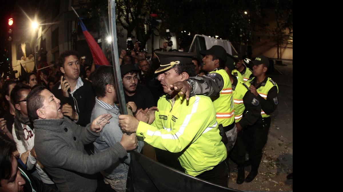 
Opositores al presidente de Ecuador, Rafael Correa, se enfrentan a la policía durante una protesta en Quito, a inicios de julio.
