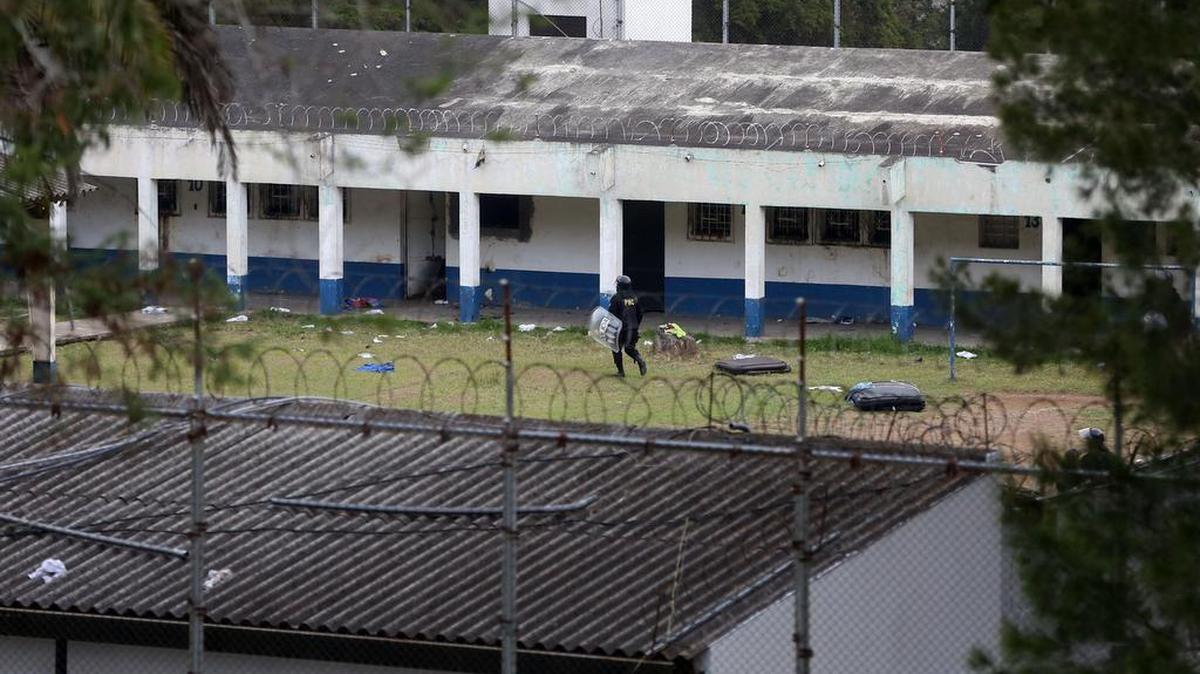 Policías guatemaltecos participan en el rescate de rehenes en un correccional de menores Etapa II el lunes 20 de marzo de 2017, en San José Pinula (Guatemala).