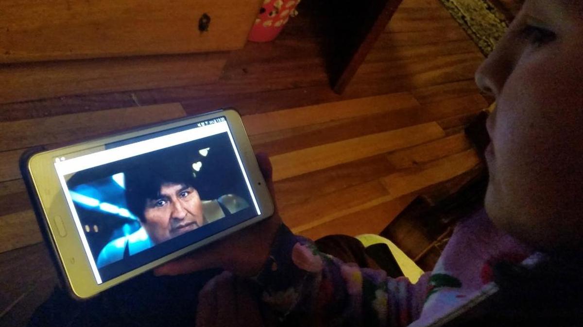 Una joven observa hoy, domingo 27 de diciembre de 2015, el video de la página de Facebook "Sí Bolivia", donde seguidores del presidente de Bolivia, Evo Morales, usaron un avance de la película "Star Wars: El despertar de la fuerza", para hacer propaganda en favor de la reforma constitucional que permitirá al gobernante postular nuevamente en las elecciones de 2019, en busca de un cuarto mandato hasta 2025.