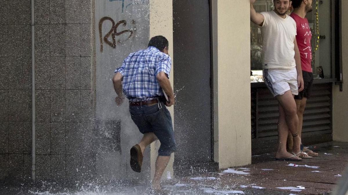 Caminar seco por las calles de la Ciudad Vieja, el distrito financiero y administrativo de la ciudad, era un desafío para los transeúntes, que podían ser blanco de los cubos y los globos de agua que a varios pisos de distancia lanzaban los oficinistas desde sus ventanas para ‘regar' el último día del año.