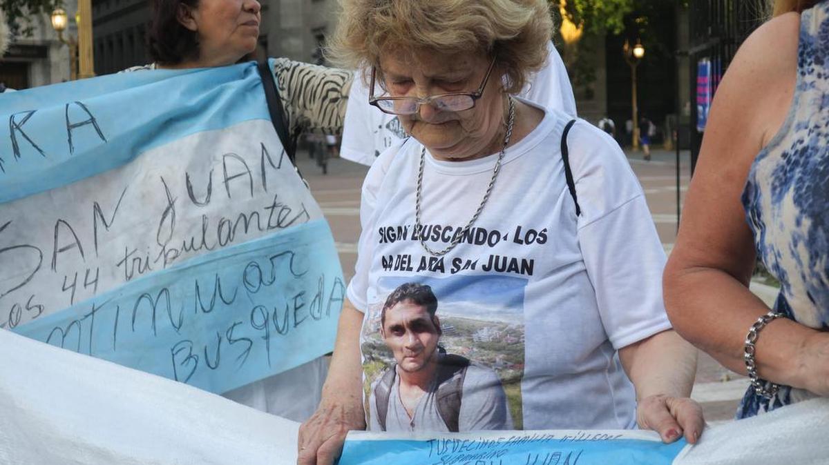 Familiares de los tripulantes del submarino ARA San Juan, desaparecido en aguas del océano Atlántico, piden que no se olvide a sus 44 tripulantes durante una manifestación el viernes 15 de diciembre de 2017, en Buenos Aires (Argentina).