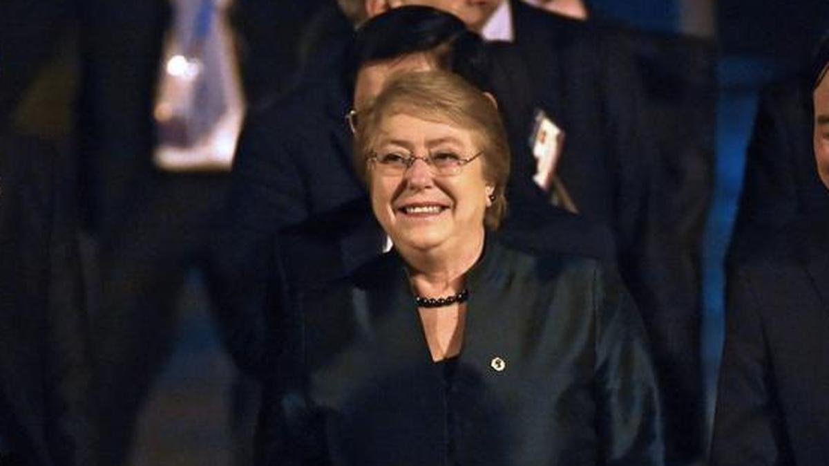 La Presidenta de Chile Michelle Bachelet (C) llega al aeropuerto internacional antes de la Cumbre de Cooperación Económica Asia-Pacífico (APEC) en la ciudad vietnamita central de Danang el 9 de noviembre de 2017.