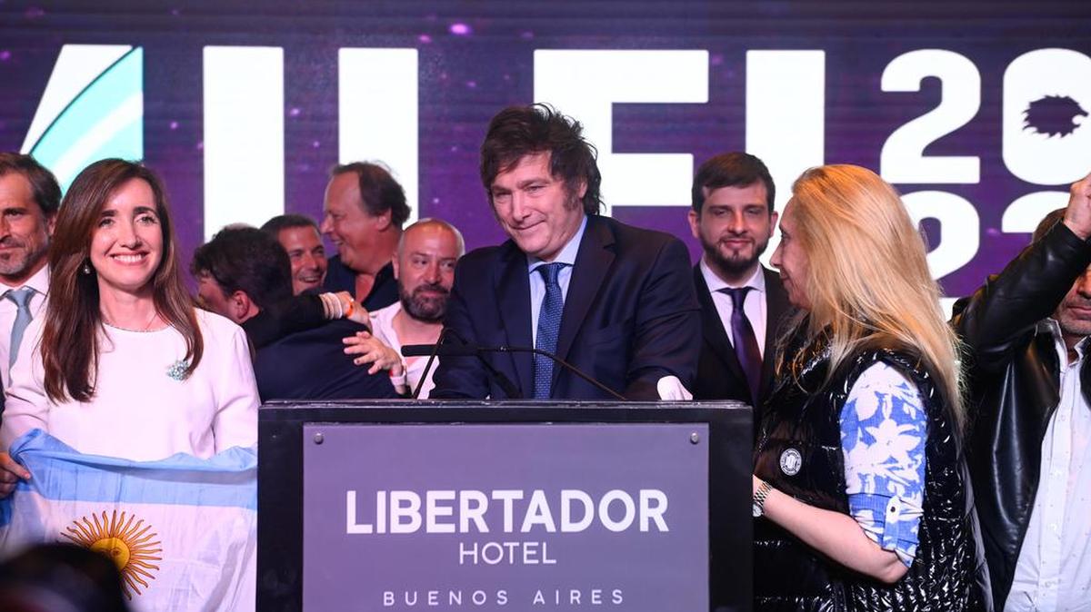 Javier Milei, candidato presidencial del partido La Libertad Avanza, pronuncia un discurso junto a Victoria Villarruel (izq.), candidata a la vicepresidencia del partido, y su hermana Karina Milei (der.) después del anuncio de los resultados de las elecciones.