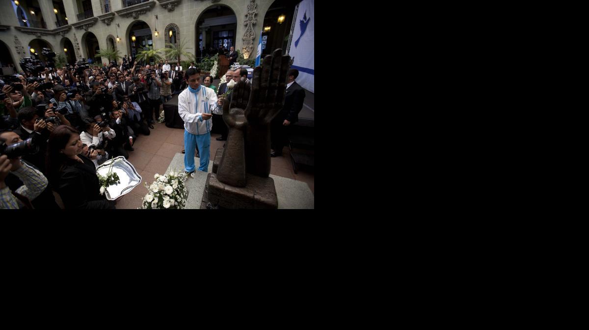
El medallista olímpico guatemalteco Erick Barrondo (cen.) participó el lunes 29 en la conmemoración del aniversario 18 de la firma de los acuerdos de paz, con los que el 29 de diciembre de 1996 se puso fin a una guerra interna que duró 36 años. 
