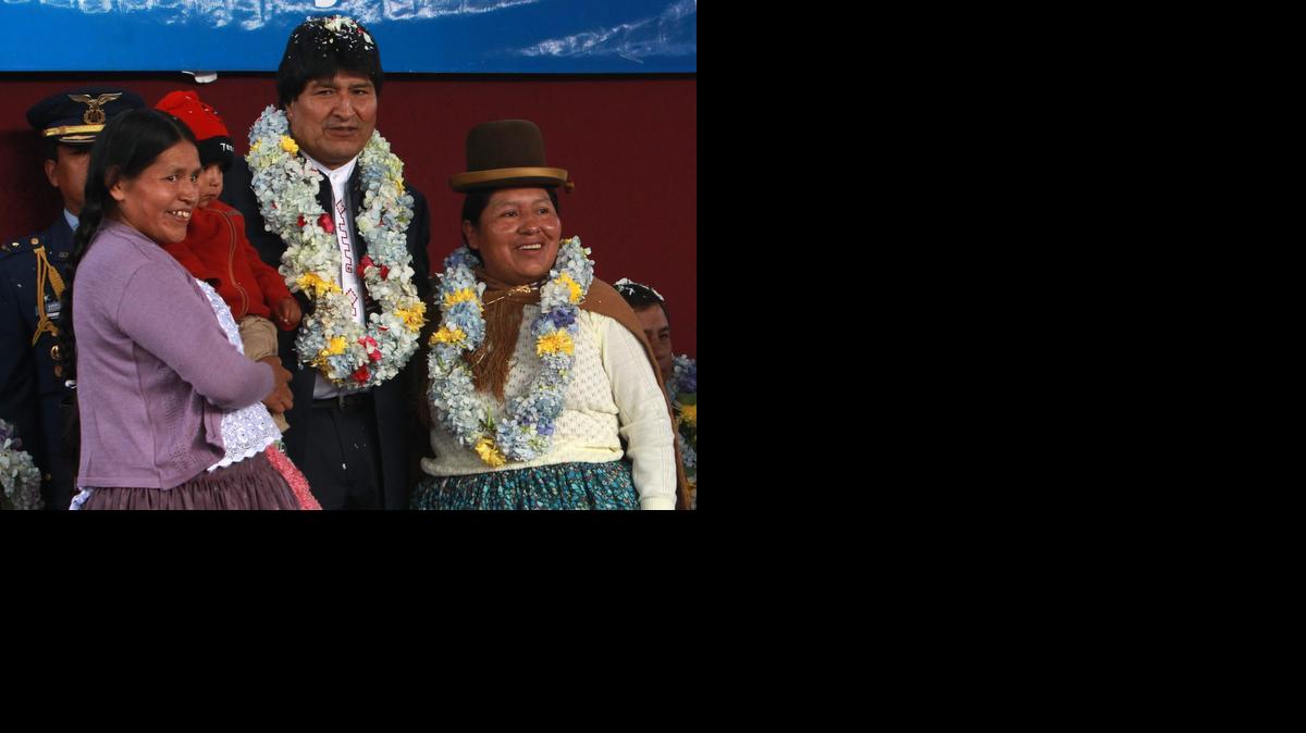 
El presidente de Bolivia, Evo Morales, asiste a la inauguración de una escuela el lunes en La Paz, donde ofreció una conferencia sobre los resultados electorales y la derrota que sufrió su partido. 
