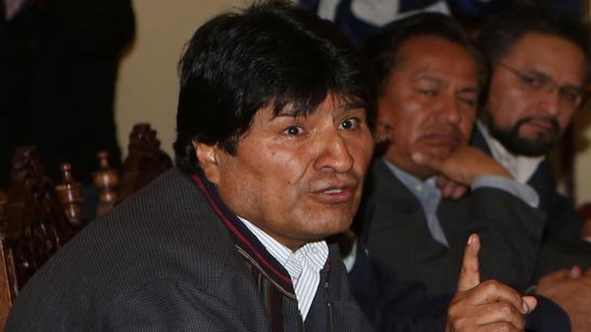 El presidente de Bolivia, Evo Morales habla durante una reunión con sus ministros y líderes de la Central Obrera Boliviana (COB) el miércoles 26 de abril de 2017, en el Palacio de Gobierno en La Paz (Bolivia).
