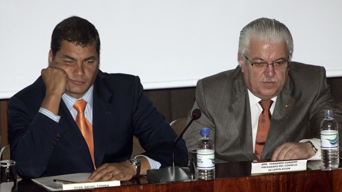 El presidente de Ecuador, Rafael Correa (izquierda) y Fernando Cordero, cuando era presidente de la Asamblea Legislativa de Ecuador, escuchan een una fotografía del 20 de noviembre de 2008.