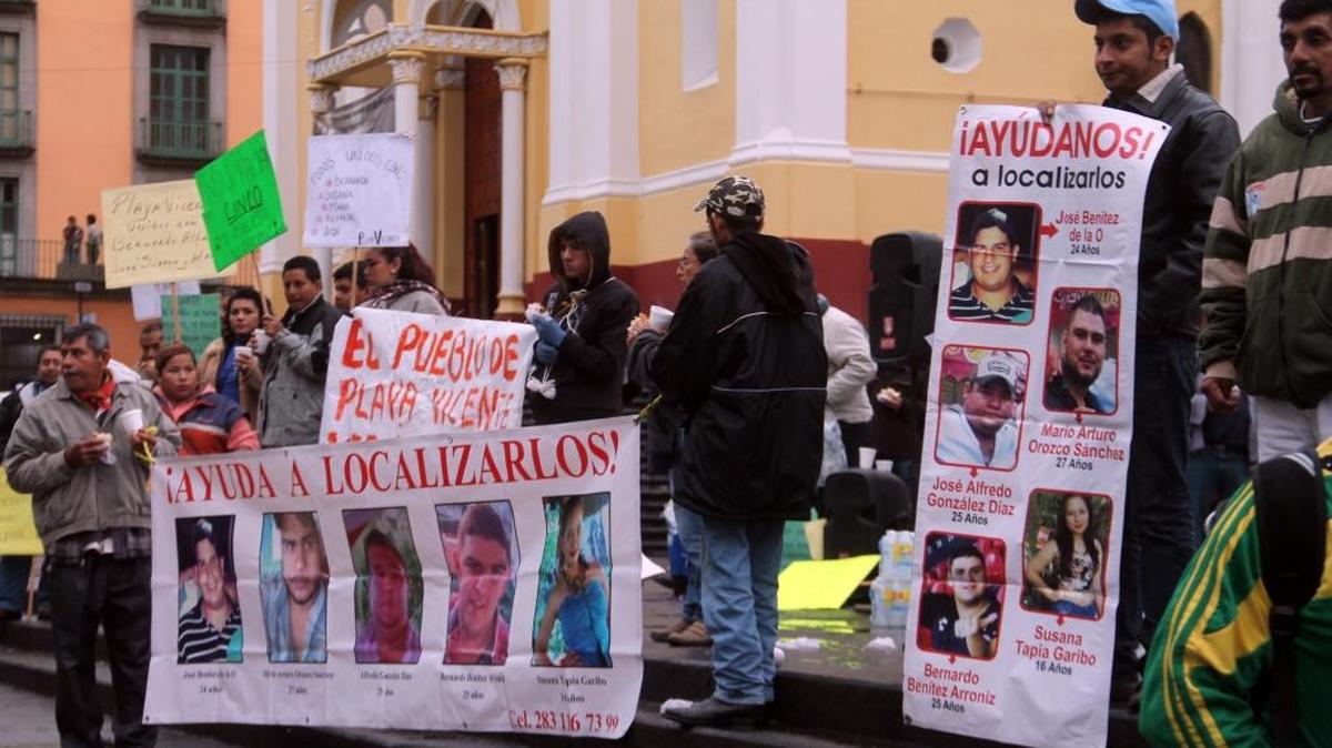 Familiares y amigos de los cinco jóvenes desaparecidos en Tierra Blanca, Veracruz, México. “Conforme la información con la que se cuenta, (los jóvenes) fueron quemados, posteriormente fueron molidos, seguramente en un molino de caña, y fueron tirados a un pequeño río”, informó el subsecretario de Derechos Humanos de la Secretaría de Gobernación, Roberto Campa.