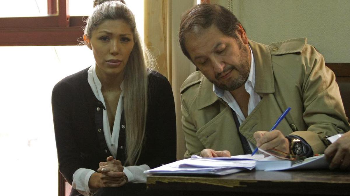 Gabriela Zapata Montaño (i), ex pareja del presidente de Bolivia, Evo Morales, acompañada de su abogado Walter Zuleta (d), asiste a una audiencia cautelar el domingo 28 de febrero de 2016, en La Paz (Bolivia).