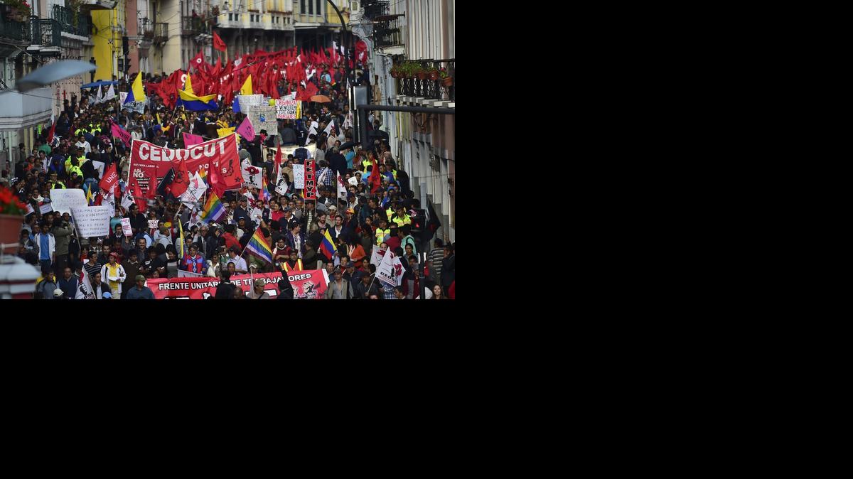 
Sindicatos, estudiantes, profesores e indígenas se movilizaron el miércoles en Quito y otras ciudades para protestar contra el gobierno, y rechazar el fallo que dejó en manos del Congreso la aprobación de una enmienda constitucional para la reelección. 
